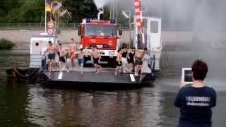 preview picture of video 'Freiwillige Feuerwehr Haßmersheim Cold Water Challenge 2014 auf der Fähre'