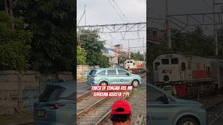 Download lagu taksi di tengah rel ini terkena kereta ?😱 #kereta #videoviral mp3 Download lagu taksi di tengah rel ini terkena kereta ?😱 #kereta #videoviral mp3