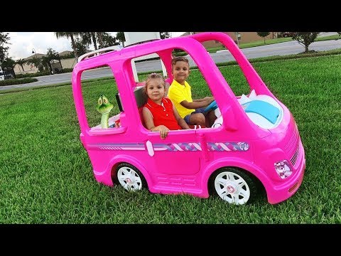 Diana y su auto Barbie - Una Aventura de Acampada