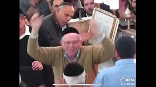 השמחה הגדולה אחרי השיעור של החלבן יחד יחד עם המקובל הצדיק יהודה שינפלד שליט''?