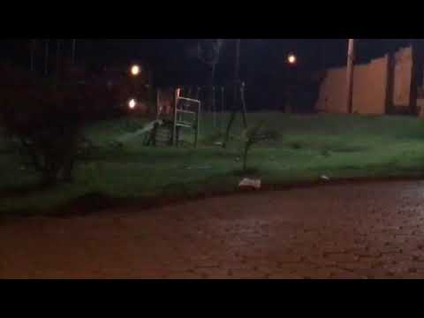 Mais um morador faz um registro assustador do balanço em movimento no meio da madrugada praça do Rotary