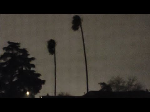 Gusty Windy SSE Winds and Light Rain 11:07pm December 15, 2021