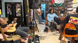 Download lagu Efek Rumah Kaca - Hujan Jangan Marah (Rehearsal at Kios Ojo Keos, Jakarta 12/11/2025) mp3