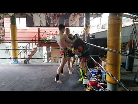Dieselnoi at Petchrungruang - Teaching Alex Royalthairesidence Knee Strategy