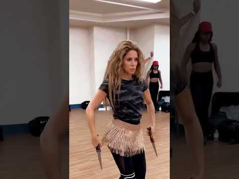 Shakira ensayando su danza con dagas para los VMA's #shorts