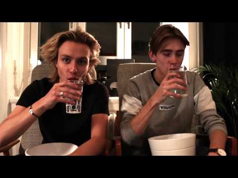 FooFriday - Try not to laugh challange with Oscar & Felix