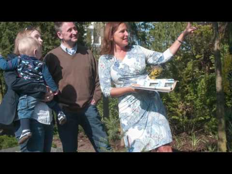 Immobilienvermittlerin Erika Englitz-Schönke stellt sich vor und präsentiert ihre Leistungen in diesem kleinen Video.