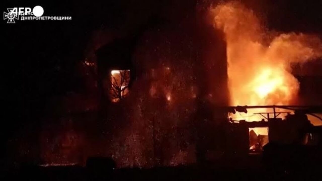 Ucraina, squadre di emergenza intervengono dopo gli attacchi di droni russi