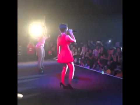 Anitta   uma fã canta as poderosas em japones no palco com Anitta no Japão