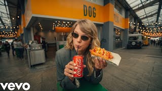     Taylor Swift Hadirkan Kisah Cinta Musim Panas Penuh Kenangan di “Hot Dog Summer”