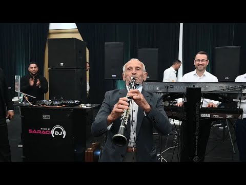 Gjyshi 80 vjecar merr klarineten dhe krijon atmosfere ne dasem