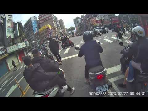 20230227 Zhongshan Road, Sanmin Road, Banqiao Carro Lanterna Vermelha