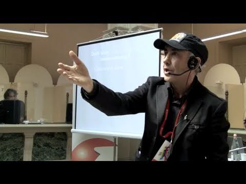 Video still: Robin Good presenting newsmastering at the International Journalism Festival