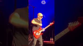 Joe Satriani plays Crowd Chant - Earth Tour
