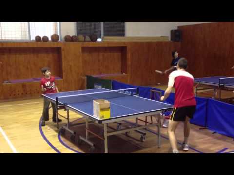 David hrá stolný tenis