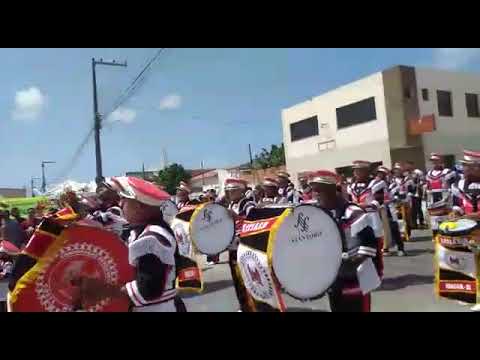 Entrada da banda de percussão Costa Melo na rua de Bahia