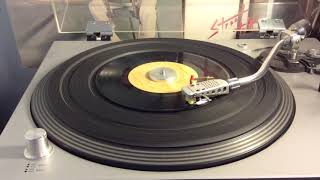 Waylon Jennings &amp; Jessi Coulter - Suspicious Minds (1976)