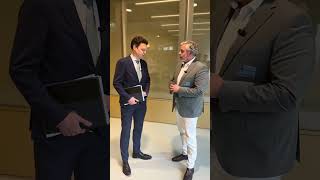 Oosterhuis (D66) in gesprek met Wouter van Embden inzake reparatie Youngtimers
