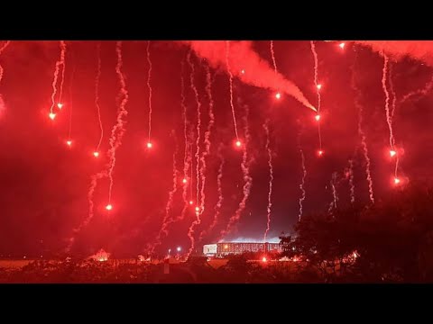 "Hinchada de America De Cali Barón Rojo Sur provocó al Frente Radical con bengalas rojas en Palmaseca" Barra: Baron Rojo Sur • Club: América de Cáli