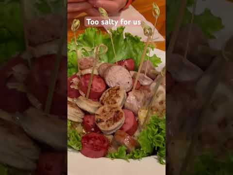 Experimentando salsichas Leavenworth WA no restaurante Gustav’s.