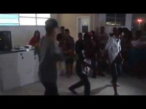 Mc Tuzin e Os Embrasados - Boca de Bueiro (Arena Ilha 2013)