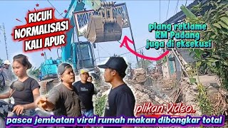 Download lagu Pasca ricuh normalisasi kali apur! plang RM Padang di eksekusi excavator untuk pelebaran aliran kali mp3