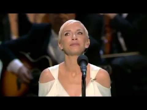 Annie Lennox - Into The West (live at the 2004 Oscars)