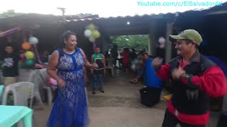 El señor tamalero llego "con todo" a bailar con la cumpleañera. Cumpleaños de Tia Lidia. Parte 16