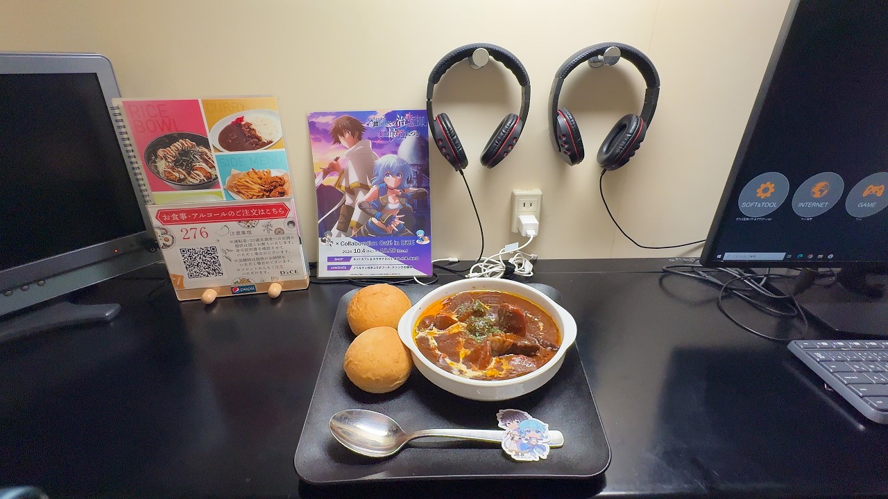 Eating at a 24hr Internet Cafe in Japan