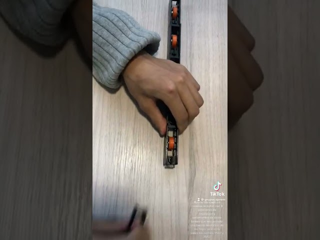Vídeo relacionado con 3Claveles 212 - Cúter metálico, con 3 hojas de 9 mm, con rueda, nylon