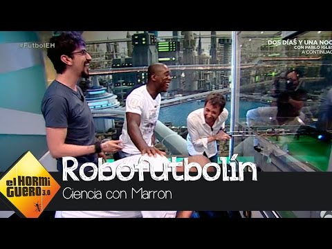 Roberto Carlos y Seedorf vs El Robot que juega al futbolín - El Hormiguero 3.0