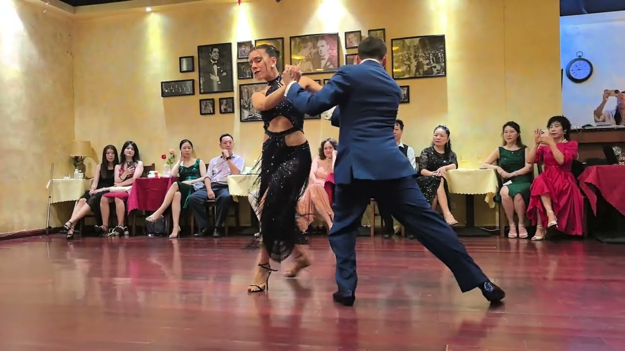 Yanina Quinones y Neri Piliu en ChengDu Rosa Tango Club Workshop 03