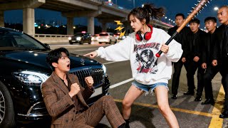 Niemand durfde de baas tegen te spreken! Dat gekke meisje gaf hem flink op zijn kop – en de baas werd verliefd!