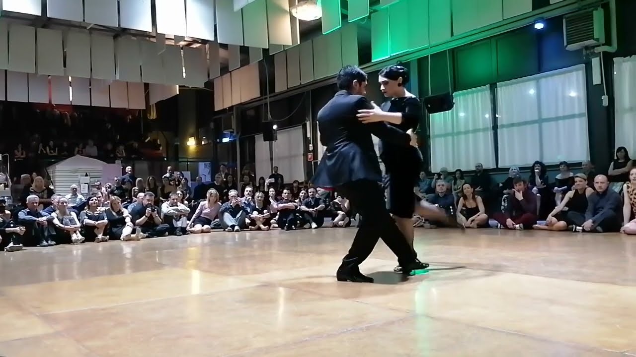 Ariadna Naveira y Fernando Sanchez interpretano il tango "Como Tu" alla milonga "Il Fortino"