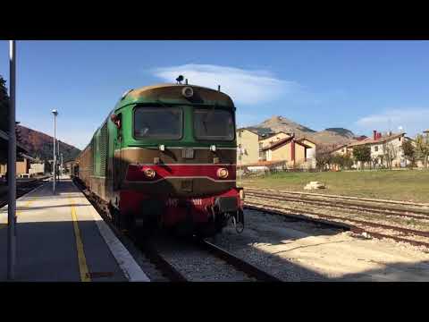 Treno del tartufo bianco con D445 1011 in arrivo alla stazione di Roccaraso