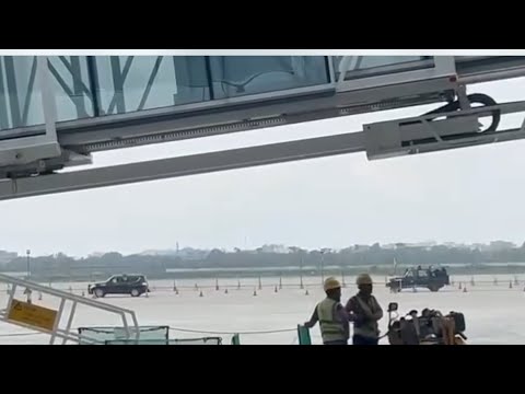 বিমানবন্দরে এত ভিআইপি কারা এরা কারা পালিয়ে যাচ্ছে এদেরকে ধরুন