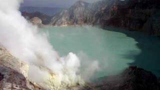 preview picture of video 'Kawah Ijen Volcano - Crater View'