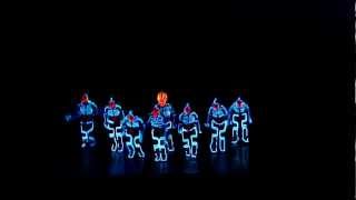 Смотреть онлайн Невероятный неоновый танец в темноте