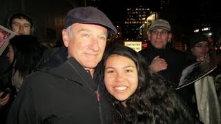 Robin Williams Hanging Out With Toronto Fans!