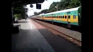 preview picture of video 'Fastest train in India, Durranto Exp running at 160 kmph'