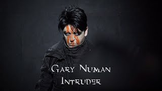 Kadr z teledysku Intruder tekst piosenki Gary Numan