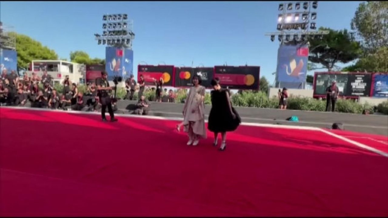 Venezia 83, Furi Nanase e Rokka Okada sul red carpet fanno il gesto coreano del cuore con le dita