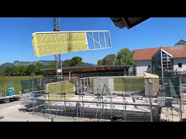 Hofladen: Rohbau mit Kran