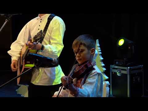 Iisus Domnul s-a nascut - David, Damian si Sergiu Chirila (Colinda Live)