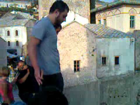 Hafiz Dževad Gološ skočio sa Starog mosta u Mostaru!