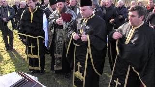 preview picture of video 'Rugăciuni în faţa mormântului (Chechiş, 12 feb. 2013)'
