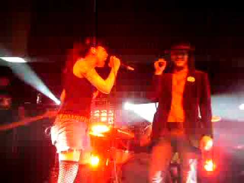 Pitty and Michael-Louis de Terre performing Highway to Hell Blumenau SC,Brasil
