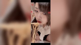 ご飯に夢中で…