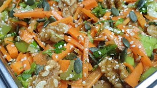 בקלי קלות- סלט גזר אסייתי טבעוני (ליהי קרויץ - מטבח בקלי קלות) - התמונה מוצגת ישירות מתוך אתר האינטרנט יוטיוב. זכויות היוצרים בתמונה שייכות ליוצרה. קישור קרדיט למקור התוכן נמצא בתוך דף הסרטון