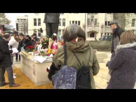 World Mourns, Pays Tribute to Nelson Mandela